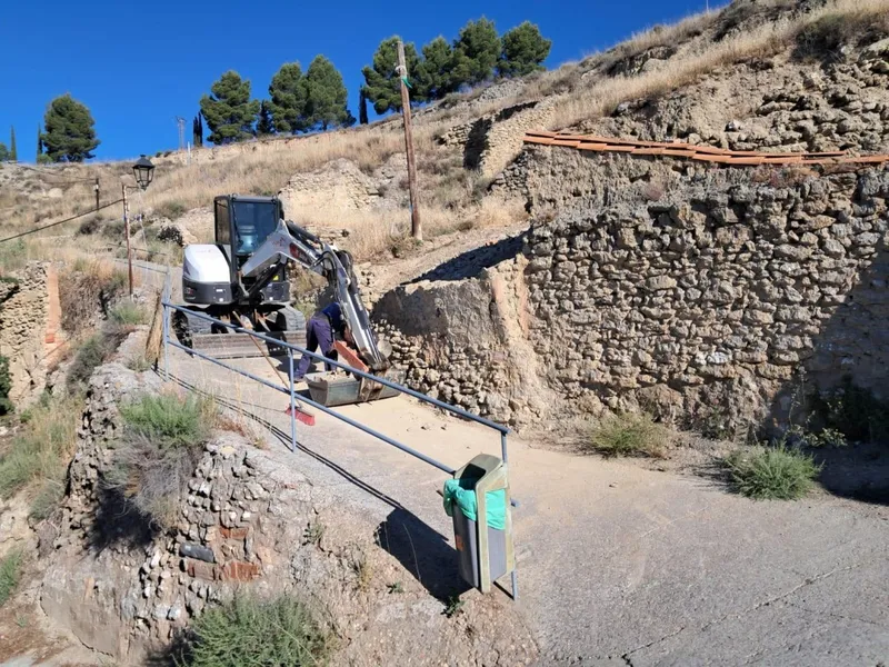Calatayud desmonta un muro en San Roque por riesgo de desprendimiento