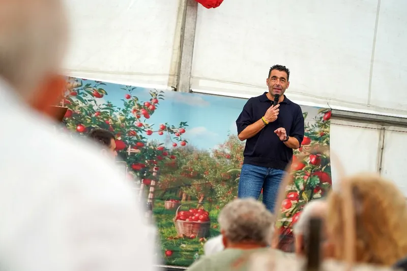 Luis López elogia la Festa da Mazá de Redondela como motor turístico y de cohesión