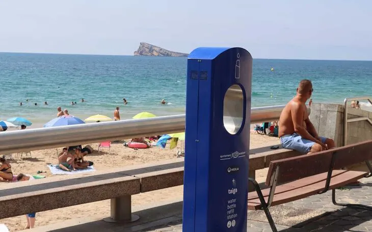 Benidorm amplía su red de fuentes de agua refrigerada con una nueva en la playa de Levante