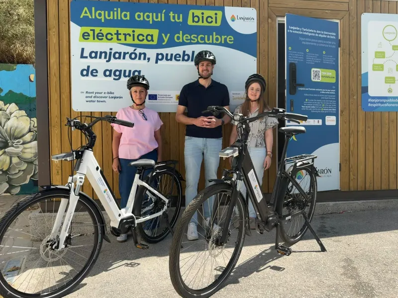 Lanjarón estrena siete bicicletas eléctricas de alquiler para potenciar el turismo sostenible