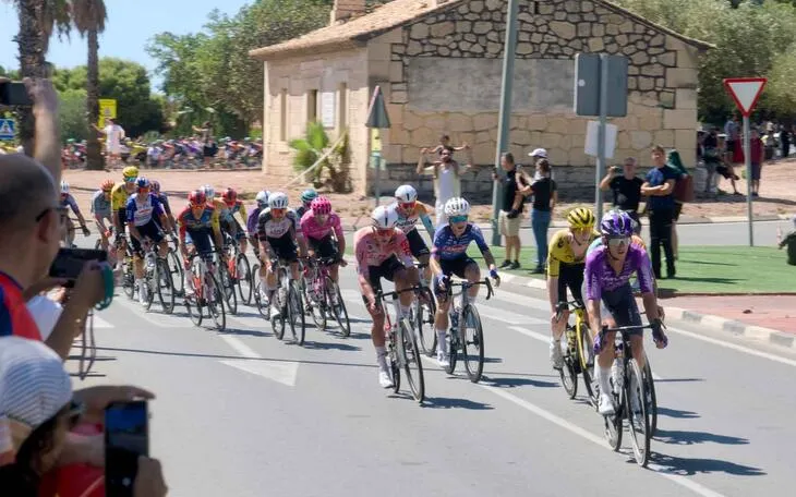Benidorm vibra con La Vuelta: miles de aficionados llenan la fan zone y animan al pelotón