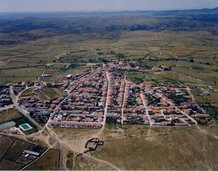 Hinojal presenta su guía del visitante para descubrir rutas y patrimonio