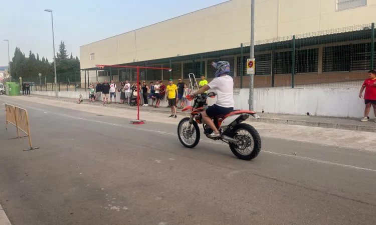 Casariche celebra sus tradicionales carreras de cintas en moto y bicicleta