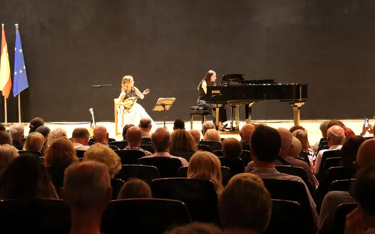 El Kulesh & Török Dúo cautiva Benidorm con un viaje musical por las danzas clásicas