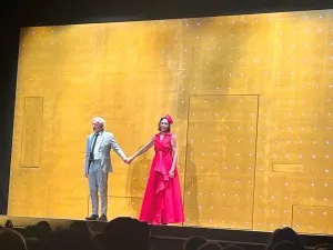 Tomares arranca su temporada de teatro con Imanol Arias y María Barranco ante un público entregado