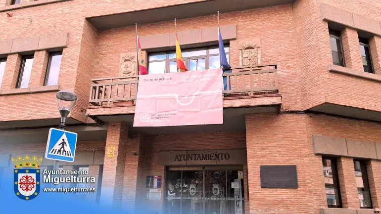 Miguelturra se tiñe de rosa en apoyo a la lucha contra el cáncer de mama