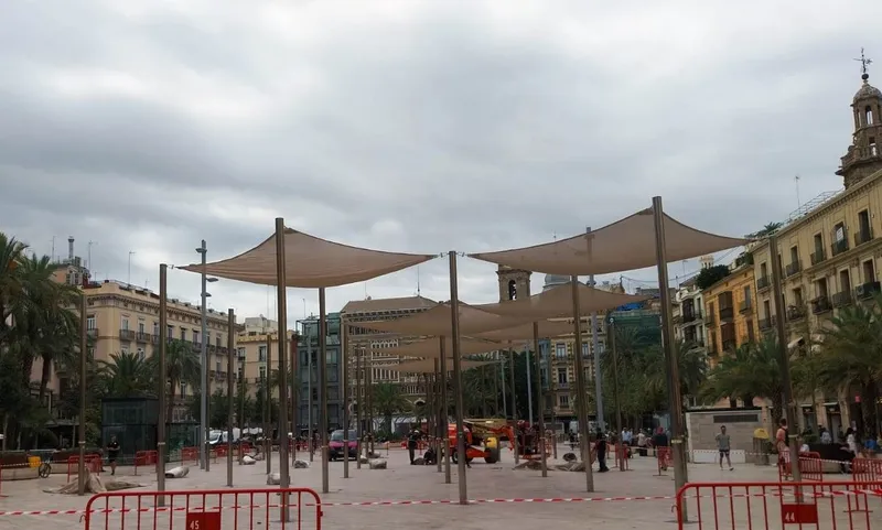 Valencia instala toldos y nebulizadores para refrescar la Plaza de la Reina este verano