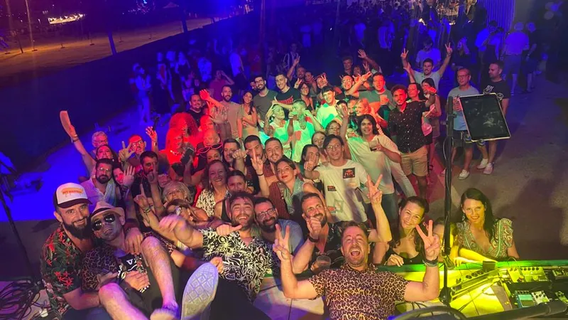 La asociación 'Arenica Fina de los 70s' dinamiza la vida social de Algorfa