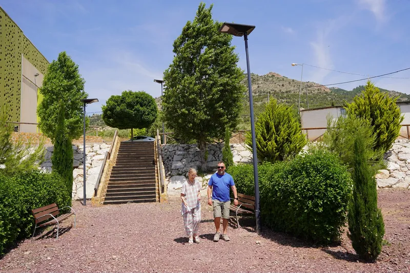 Lorca mejora la iluminación del parque Jardín Botánico de Zarzadilla de Totana con farolas solares