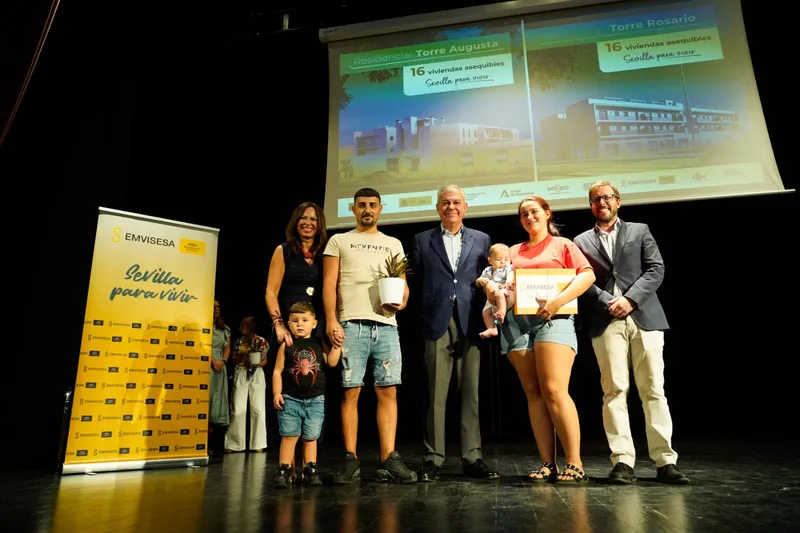 La Junta de Andalucía entrega 32 viviendas protegidas en alquiler en Sevilla