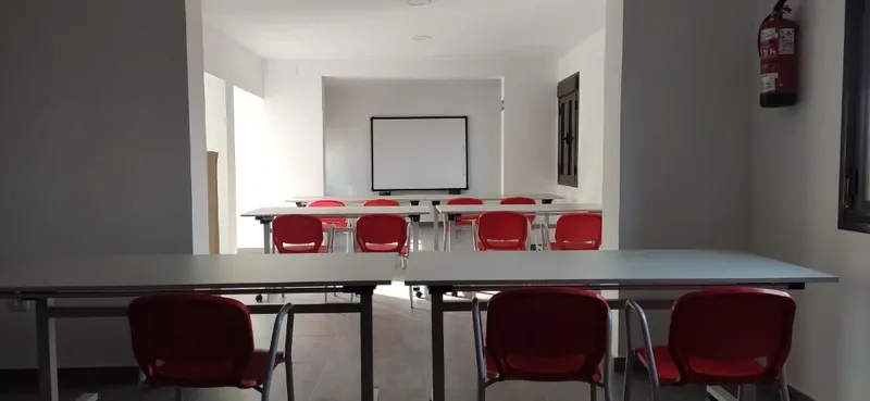 Barrado renueva el mobiliario del Ayuntamiento con mesas y sillas para la sala multiusos