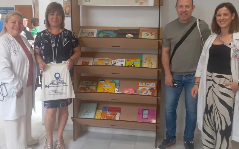 Villena habilita puntos de lectura infantil en el Centro de Salud II para amenizar la espera de los menores