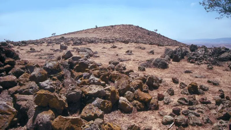 El Monumento Natural Volcán de la Arzollosa en Piedrabuena, un tesoro geológico