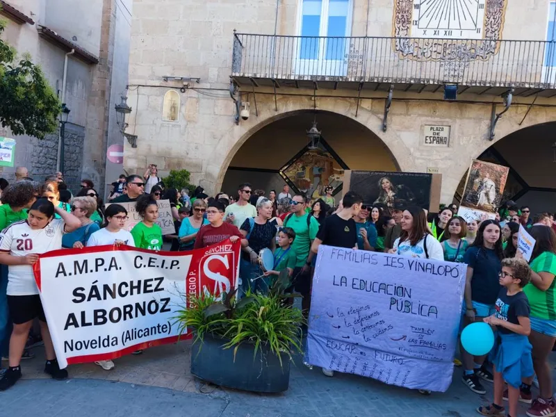 Novelda sale a la calle en defensa de la educación pública