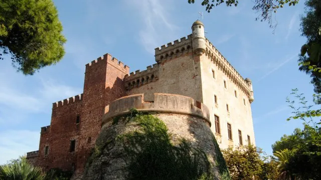 Castelldefels renueva la iluminación y la valla del parque del Castell para mejorar la seguridad