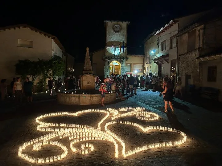 Arbancón se ilumina con 20.000 velas en julio para celebrar su décima edición de 'A la Luz de las Velas'