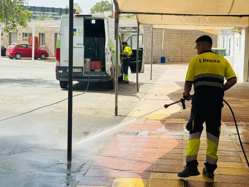 Limusa refuerza la limpieza en Lorca ante la actividad veraniega y eventos