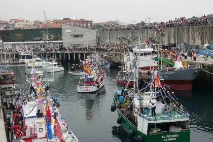 Llanes celebra la Fiesta de Santa Ana con procesiones, música y sardinada