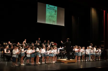 La Banda Juvenil de Manzanares contagia el amor por la música en un concierto didáctico
