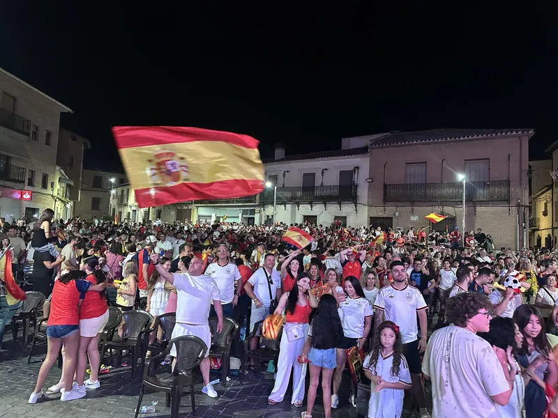 Bargas celebra la final del Mundial con una gran fiesta vecinal en la Plaza de la Constitución