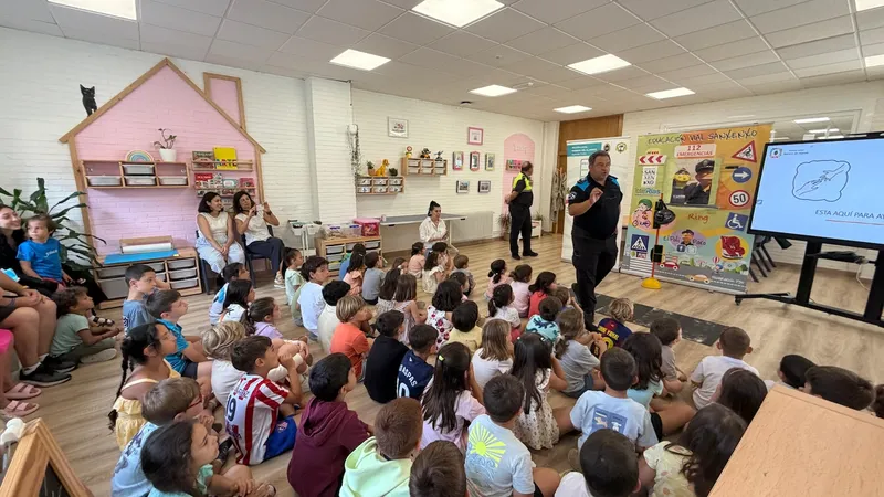 Poli Paco de Sanxenxo y Sevilla imparten clase magistral de seguridad vial en Portonovo