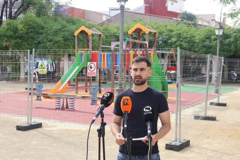 Novelda invierte 48.399 euros en renovar el caucho de ocho parques infantiles