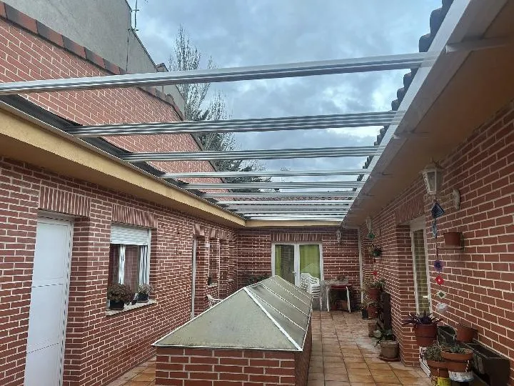 Arbancón mejora la Vivienda de Mayores con un nuevo patio acristalado