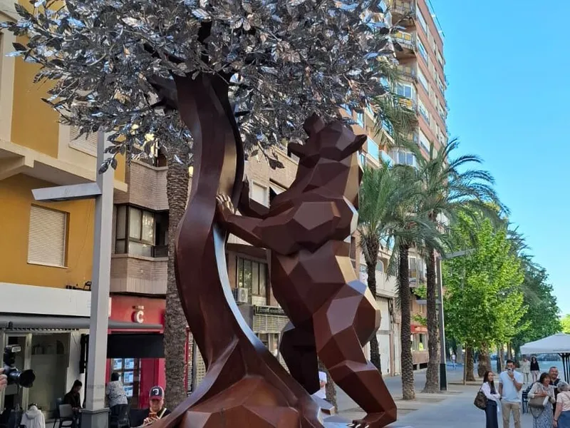 Villena rinde homenaje a Navarro Santafé con una monumental reinterpretación de 'El Oso y el Madroño'
