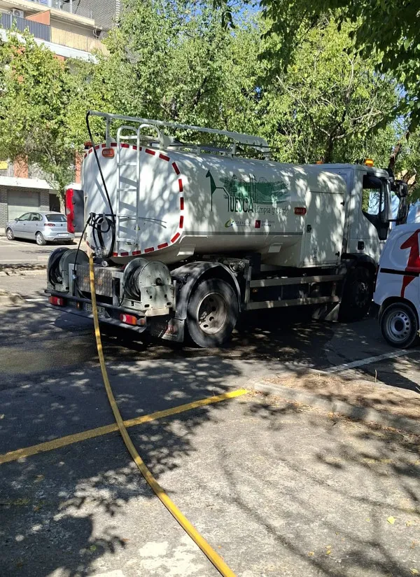 Huesca reutiliza el agua de las piscinas municipales para la limpieza de calles