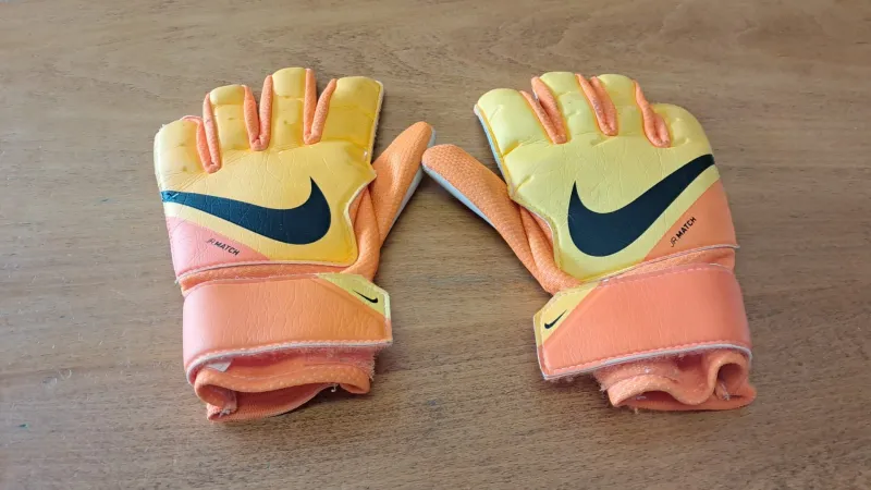 Fontellas: Recupera tus guantes perdidos en el campo de fútbol 7