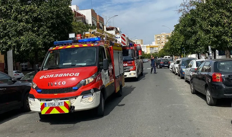 Un hombre hospitalizado por inhalación de humo tras un incendio en Sevilla