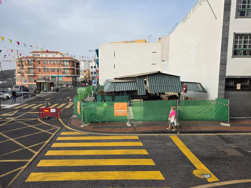 Candelaria inicia la retirada de fibrocemento del Mercadillo del Agricultor el 3 de agosto