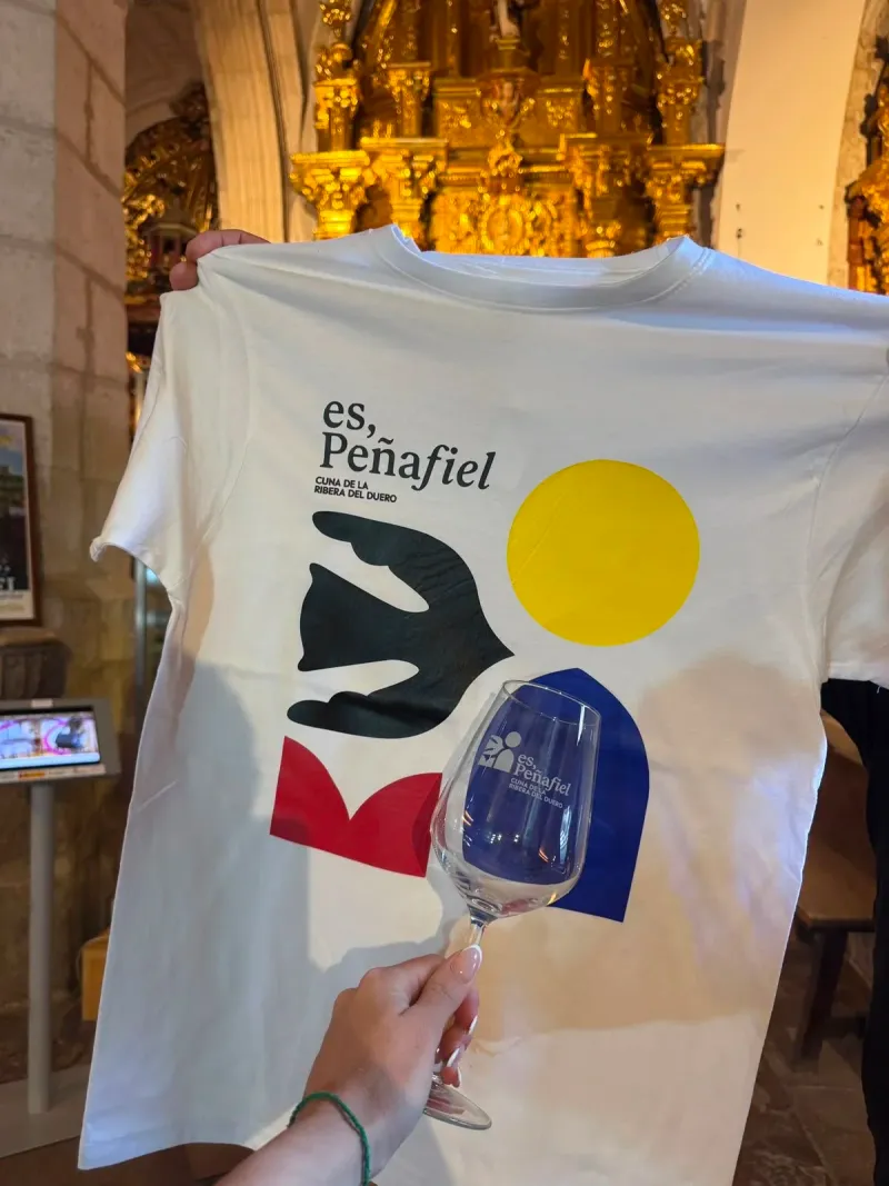 Peñafiel lanza su camiseta y copa oficial para promocionar la localidad