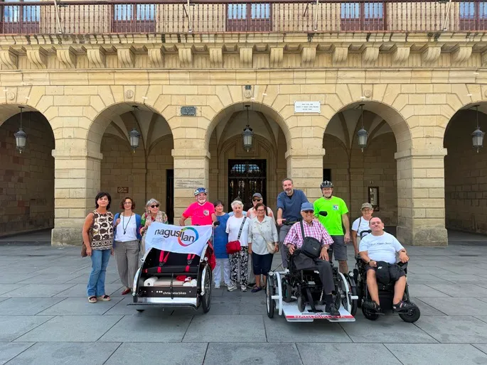 Irun cede un triciclo adaptado para sillas de ruedas al proyecto 'Nagusikleta'