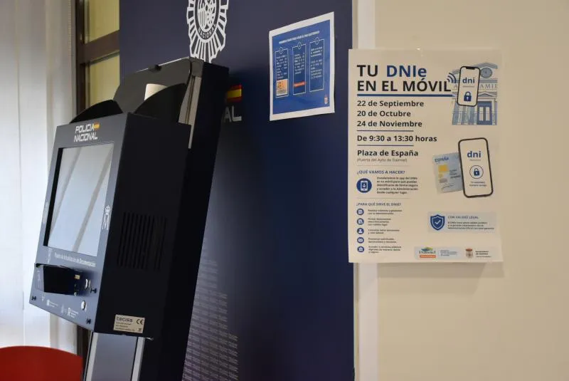 Daimiel acerca el DNI digital al móvil con una jornada informativa en la Plaza de España