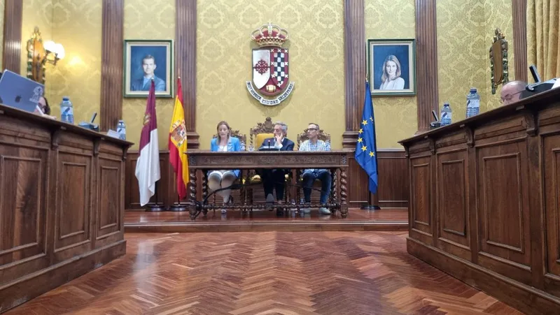 Valdepeñas aprueba por unanimidad una ayuda para Venezuela y mejoras en administración digital