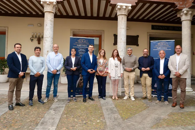 Peñafiel acoge un desfile de moda que realza el patrimonio vallisoletano