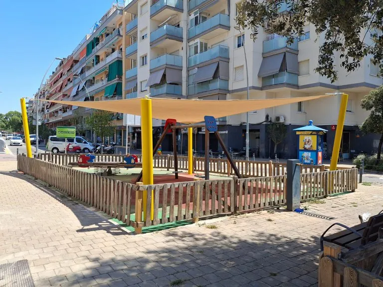 Castelldefels instala pérgolas en parques infantiles para crear refugios climáticos