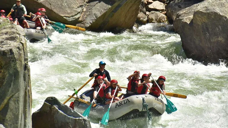 Aventura de rafting en el río Merced, cerca del Parque Nacional de Yosemite