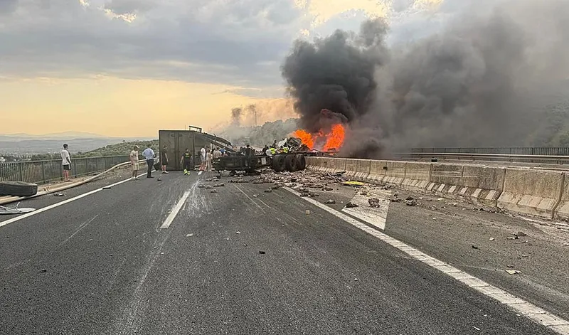 Accidente de dos camiones en la A-92: corte de la vía y cinco heridos en Alfacar