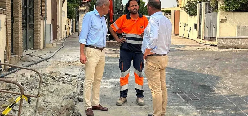 Tomares renueva acerados, alumbrado y redes de agua en Ciudad Parque y Aljamar