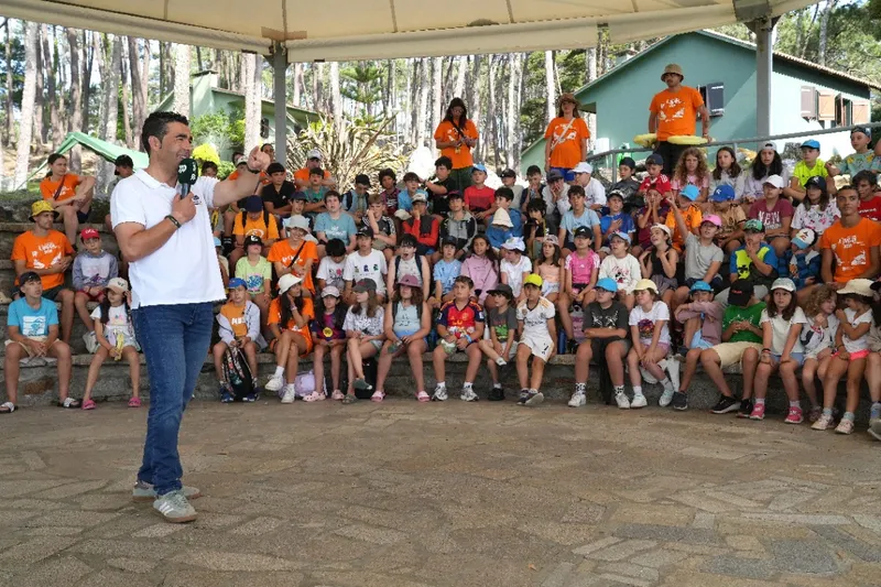 La Diputación de Pontevedra inaugura los campamentos de verano en A Lanzada para 1.540 menores