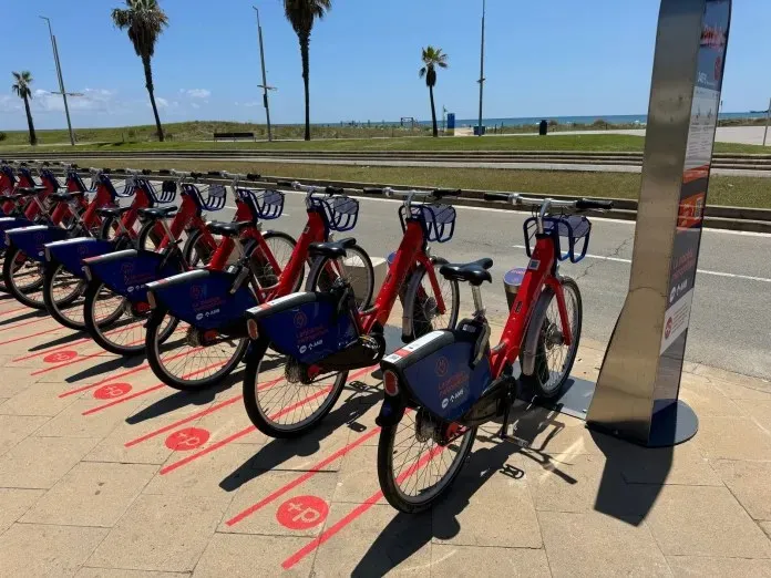 Castelldefels estrena 17 puntos de alquiler de bicicletas eléctricas