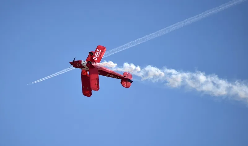 Piloto herido al estrellarse una avioneta de fumigación contra una torre eléctrica en Isla Mayor