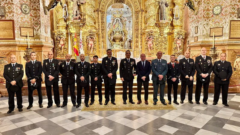 El alcalde de Antequera asiste a la festividad de los Santos Ángeles Custodios, patrones de la Policía Nacional