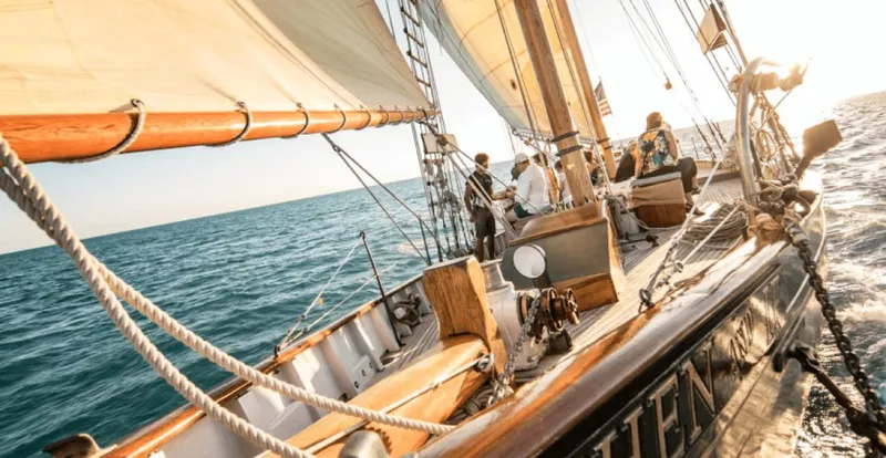 Navega por la historia y el mar en Salem con Sunset Sail Salem