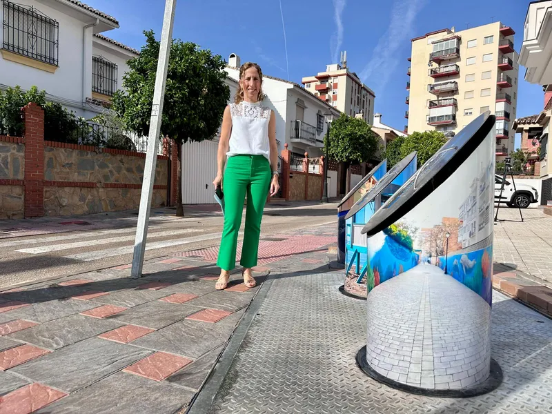 Fuengirola decora sus contenedores soterrados con imágenes icónicas de la ciudad
