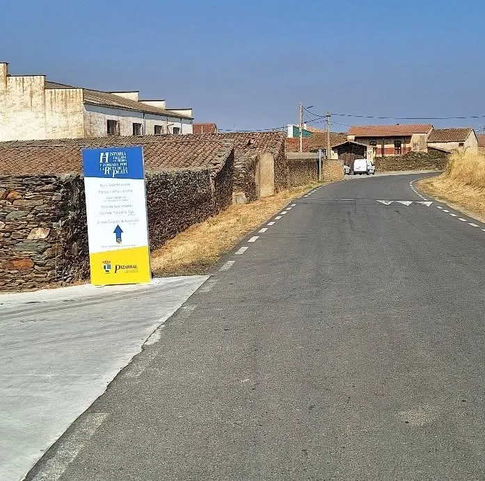 Pizarral mejora su señalización con nuevos paneles informativos municipales
