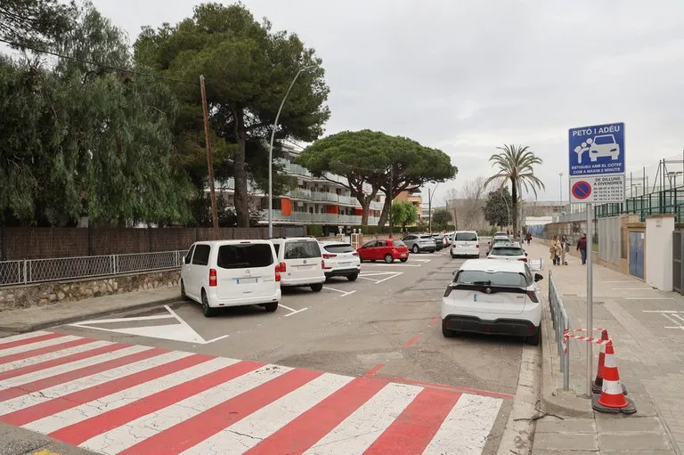 Castelldefels mejora la movilidad y seguridad en el entorno escolar de Gran Via Mar
