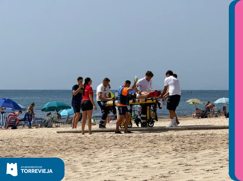 Torrevieja simula un rescate en playa y evalúa la eficacia del servicio de socorrismo